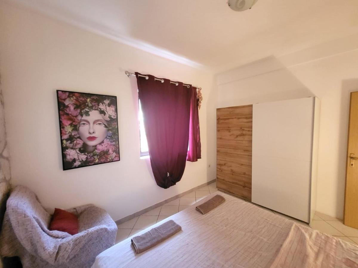 Apartments Pula With Private Parking Self Check In ภายนอก รูปภาพ