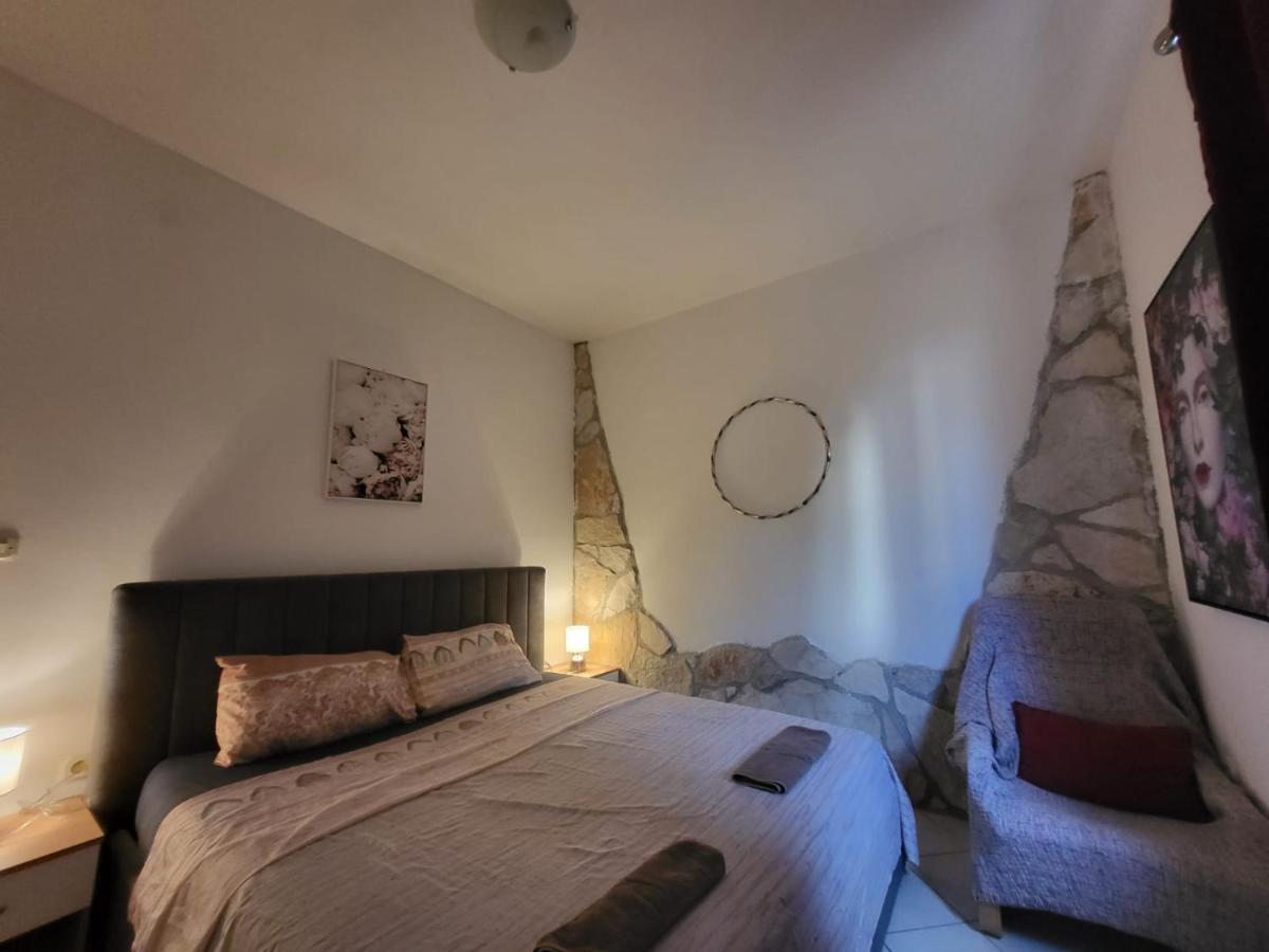 Apartments Pula With Private Parking Self Check In ภายนอก รูปภาพ