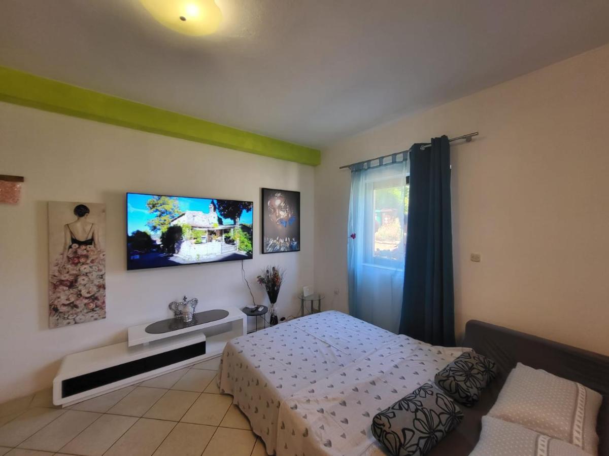 Apartments Pula With Private Parking Self Check In ภายนอก รูปภาพ