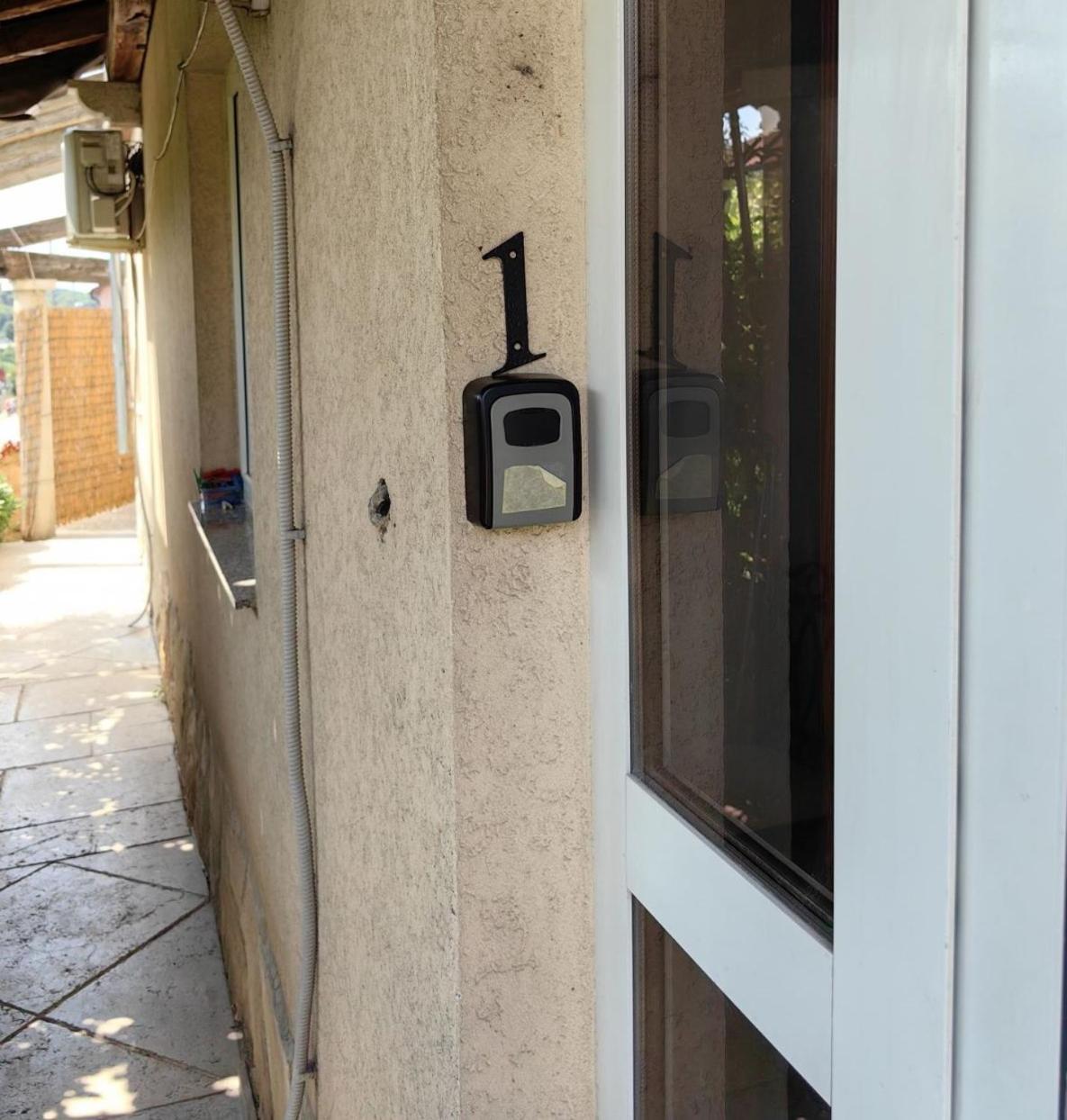 Apartments Pula With Private Parking Self Check In ภายนอก รูปภาพ